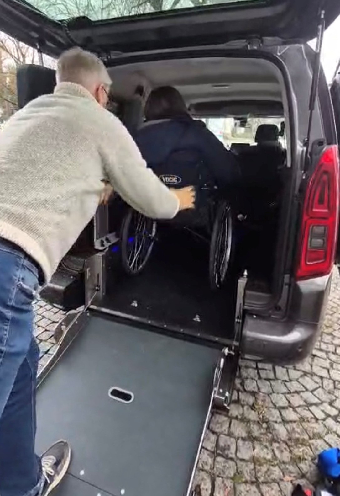 Das ASZ / MGH kann zukünftig Menschen in ihrem Rollstuhl transportieren. Dank der großzügigen Finanzierung des SZ Gute Werke e.V. konnten wir unseren Combo rollstuhlgerecht umbauen. Falls Sie einen Fahrdienst benötigen, melden Sie sich jederzeit! 