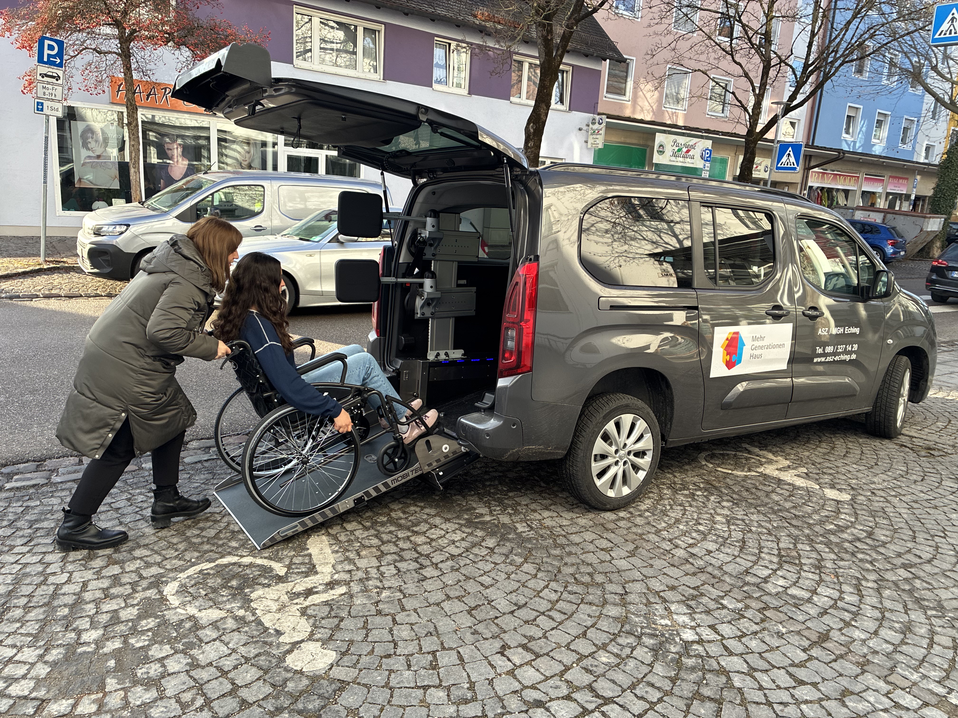 Das ASZ / MGH kann zukünftig Menschen in ihrem Rollstuhl transportieren. Dank der großzügigen Finanzierung des SZ Gute Werke e.V. konnten wir unseren Combo rollstuhlgerecht umbauen. Falls Sie einen Fahrdienst benötigen, melden Sie sich jederzeit! 